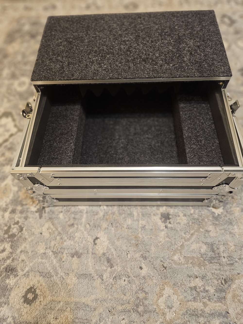 Harmony HCDJ202LT Flight Case w/ Shelf (Roland DJ-202 Pioneer DDJ-FLX4 DDJ-400)